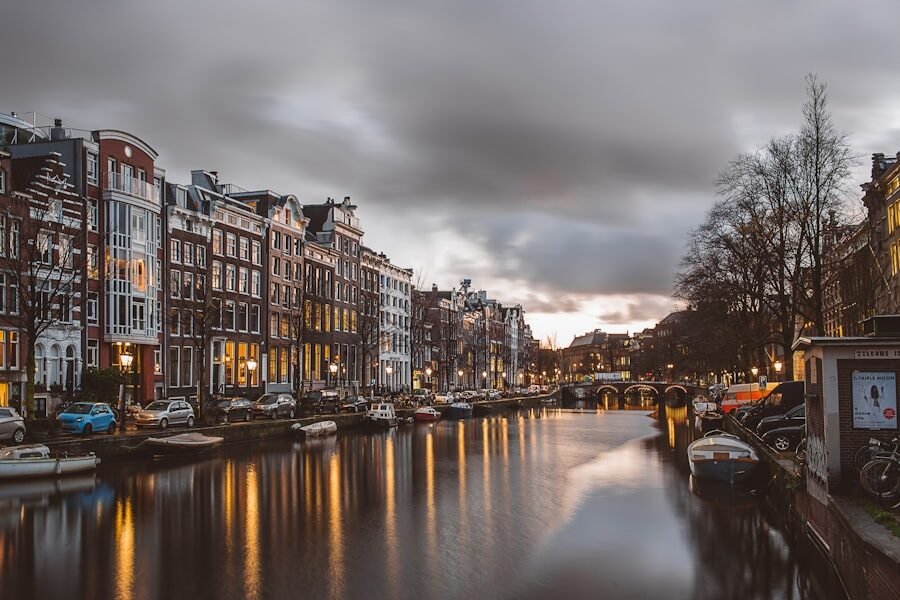 Amsterdam — Canals & Tulips 4D