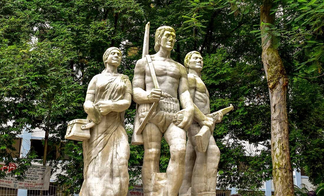 মুক্তির অবিনাশী প্রতীক: অপরাজেয় বাংলা ভাস্কর্য ভ্রমণ গাইড