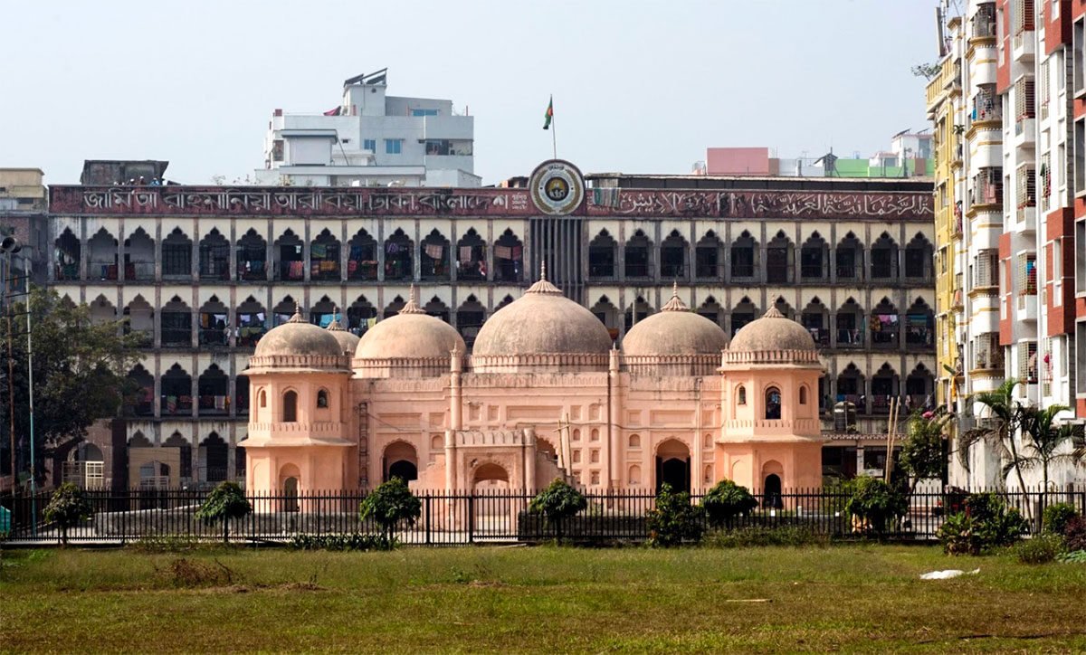 মোহাম্মদপুরের সাত গম্বুজ মসজিদ: মোগল স্থাপত্যের এক অনন্য লাল ইমারত